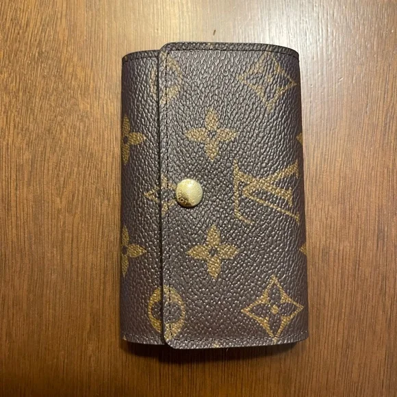 Louis Vuitton 6 Key Holder- Like New - Picture 6 of 7